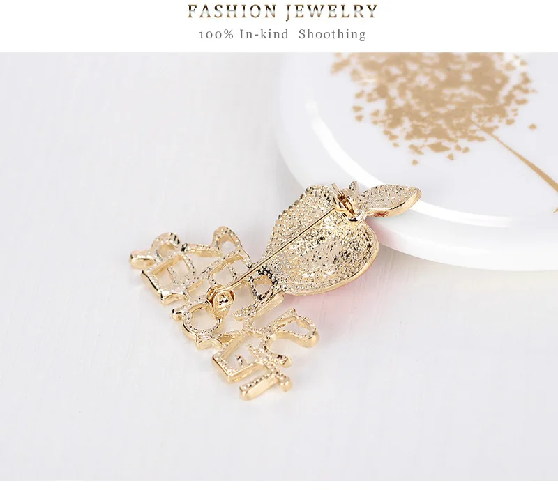 Broche Pomme SUPER TEACHER sur un vêtement