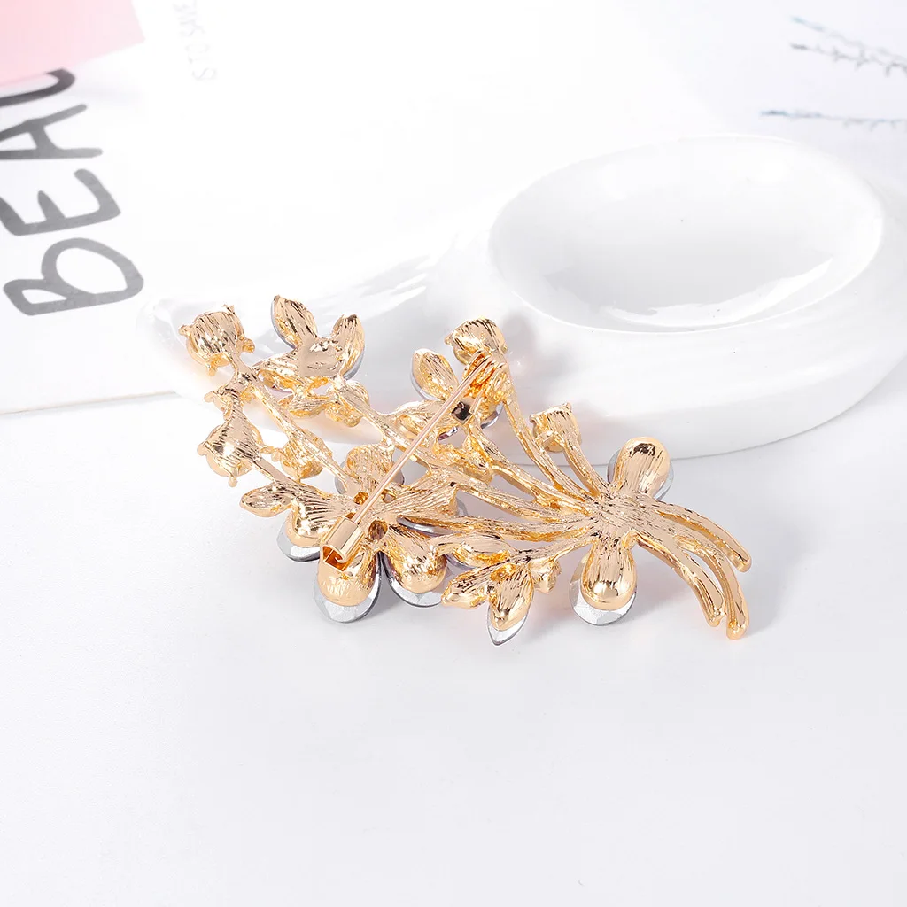 broche décorative avec fleurs violettes