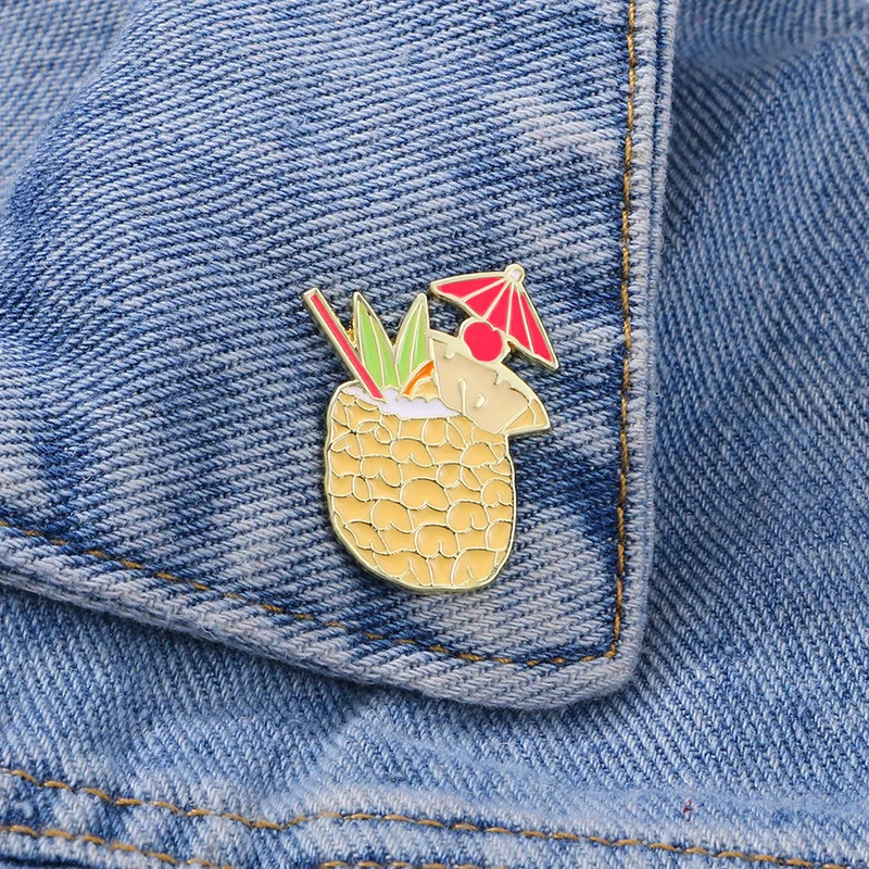 Pin's Coco Doré mis en valeur avec des accessoires