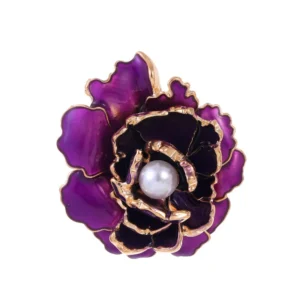 Broche Fleur Violette sur un fond neutre