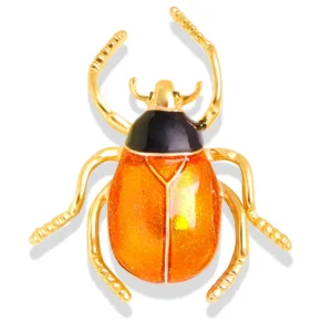 Broche scarabée aux couleurs ocres sur un fond élégant