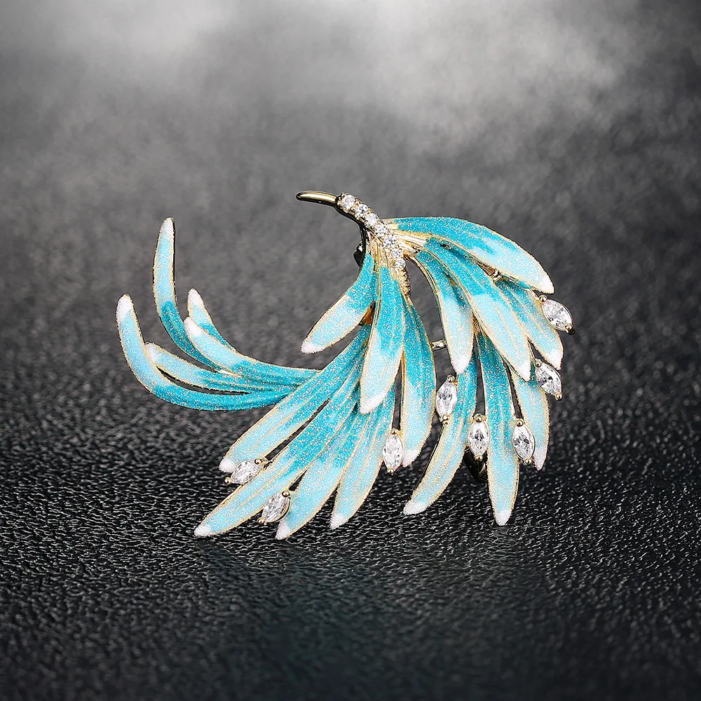 Détails de la broche Phoenix sur un fond neutre