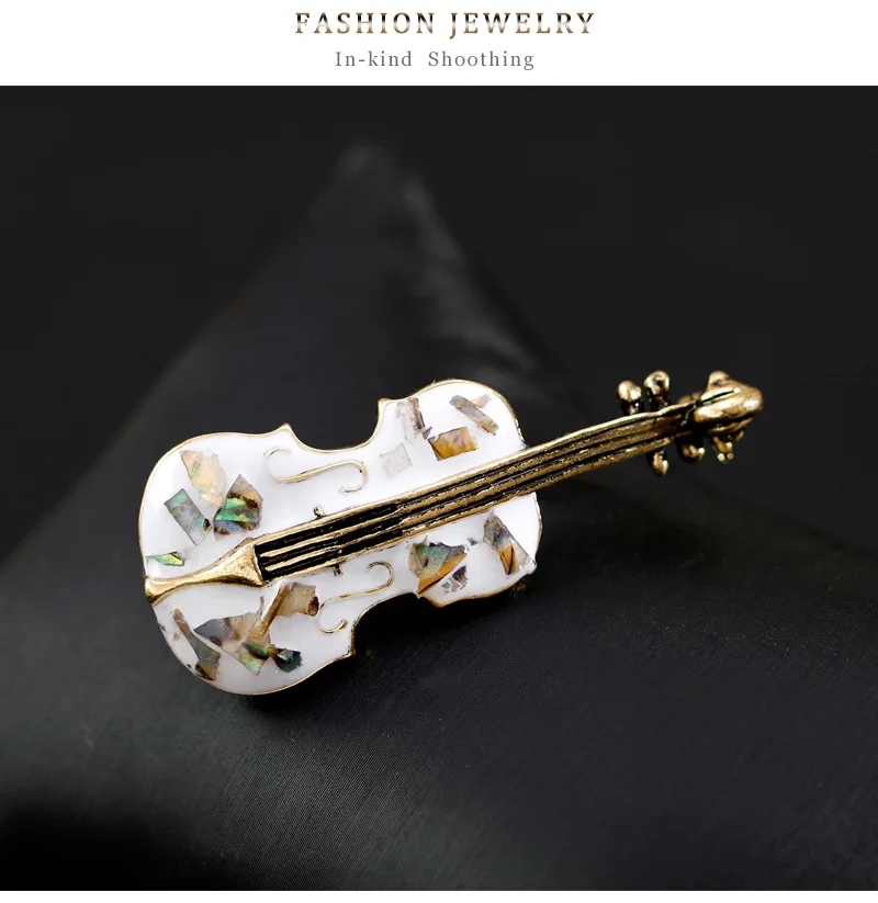 Broche design contemporain pour vêtements et sacs