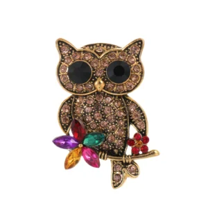 Broche en forme de hibou vintage sur fond clair