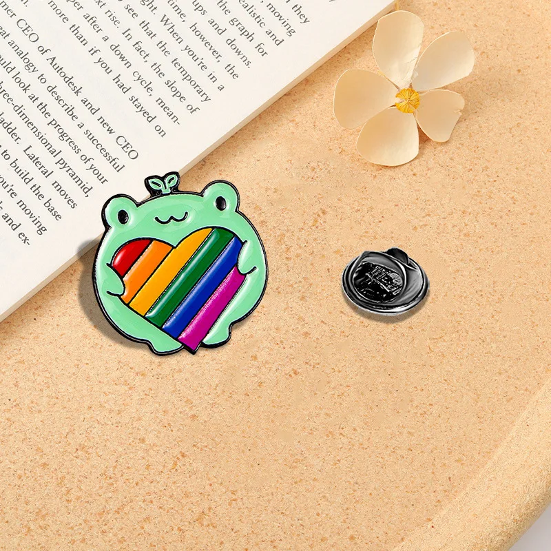 Détail du pin's grenouille aux couleurs vives