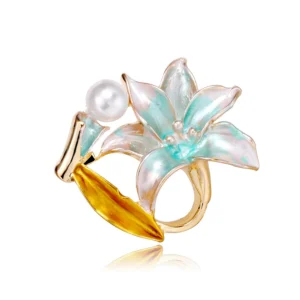 Broche Fleur Perlé mise en avant sur une tenue élégante