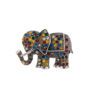Broche éléphant décorée de strass sur un fond lumineux