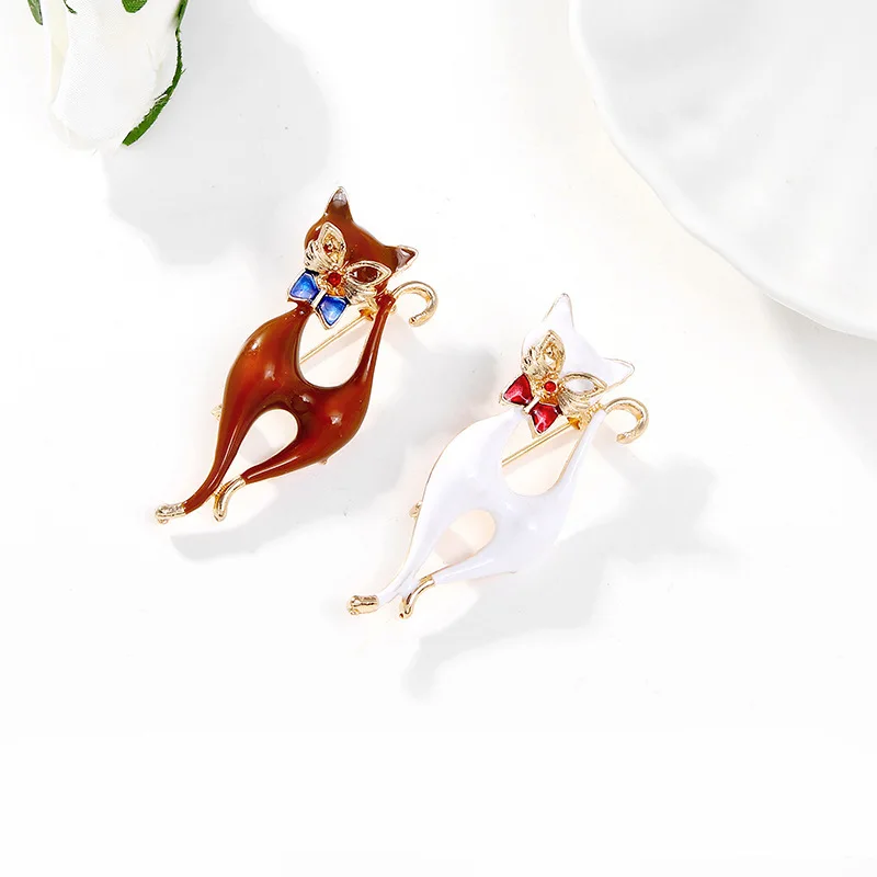 Détail de la Broche Chat Royal au design charmant