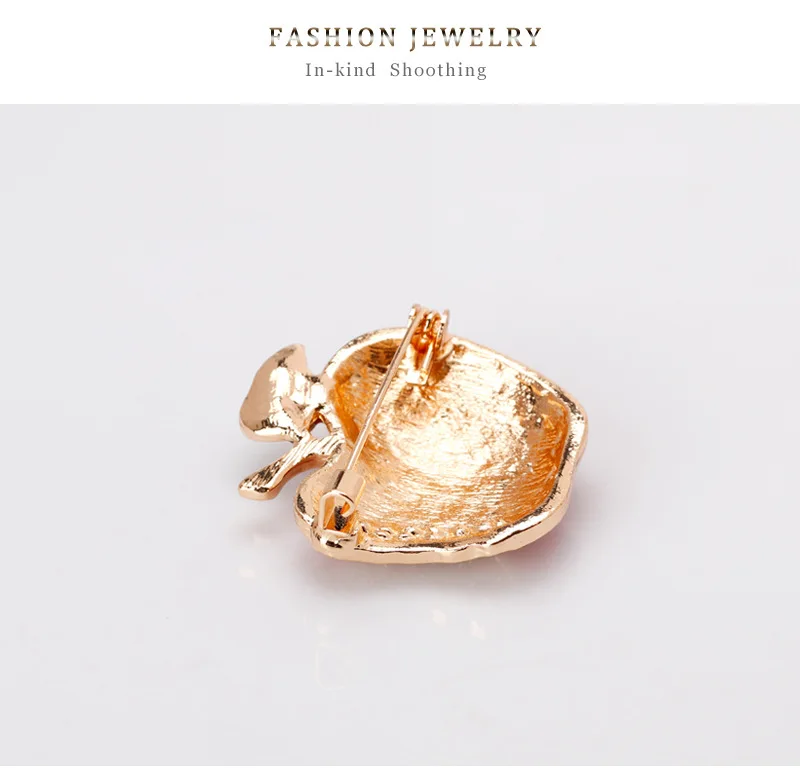 Broche Pomme Croc Doré avec lumière naturelle