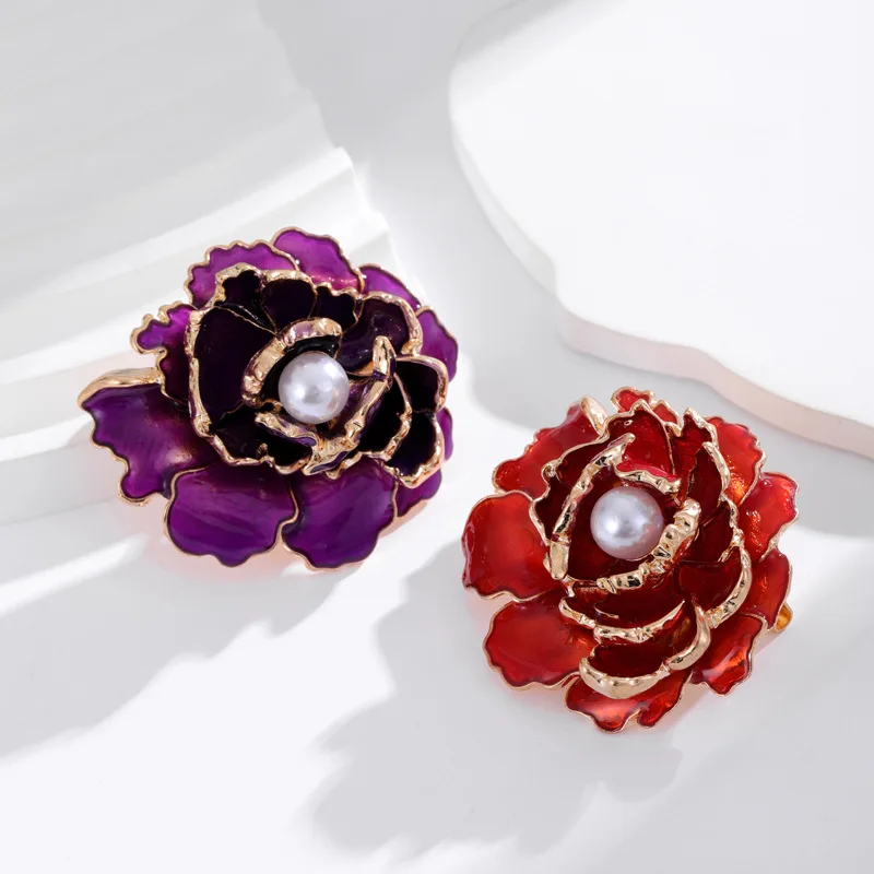 Broche Fleur Violette sur un vêtement