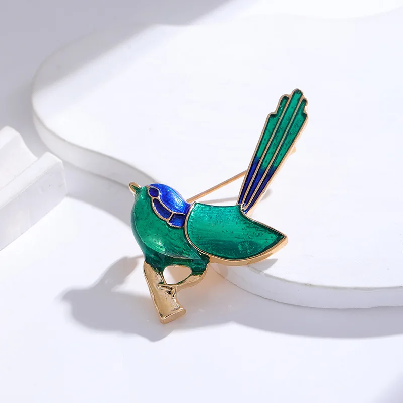 Détail de la Broche Oiseau Bleu montrant le design