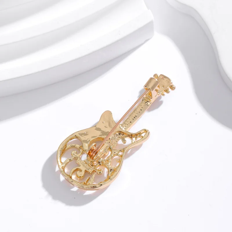 Broche Guitare Dante sur un vêtement