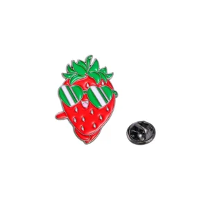 Pin's Fraise en métal décoratif avec motif fruit