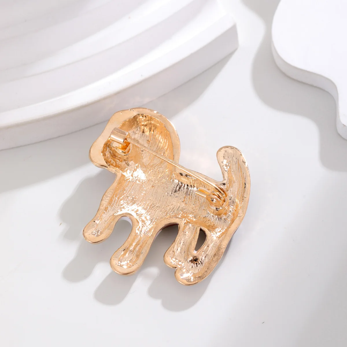 Détails de la Broche Chien Langue sur fond neutre