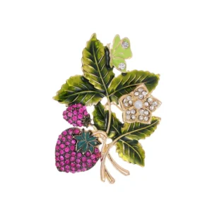 Broche en forme de fraise élégante sur fond blanc