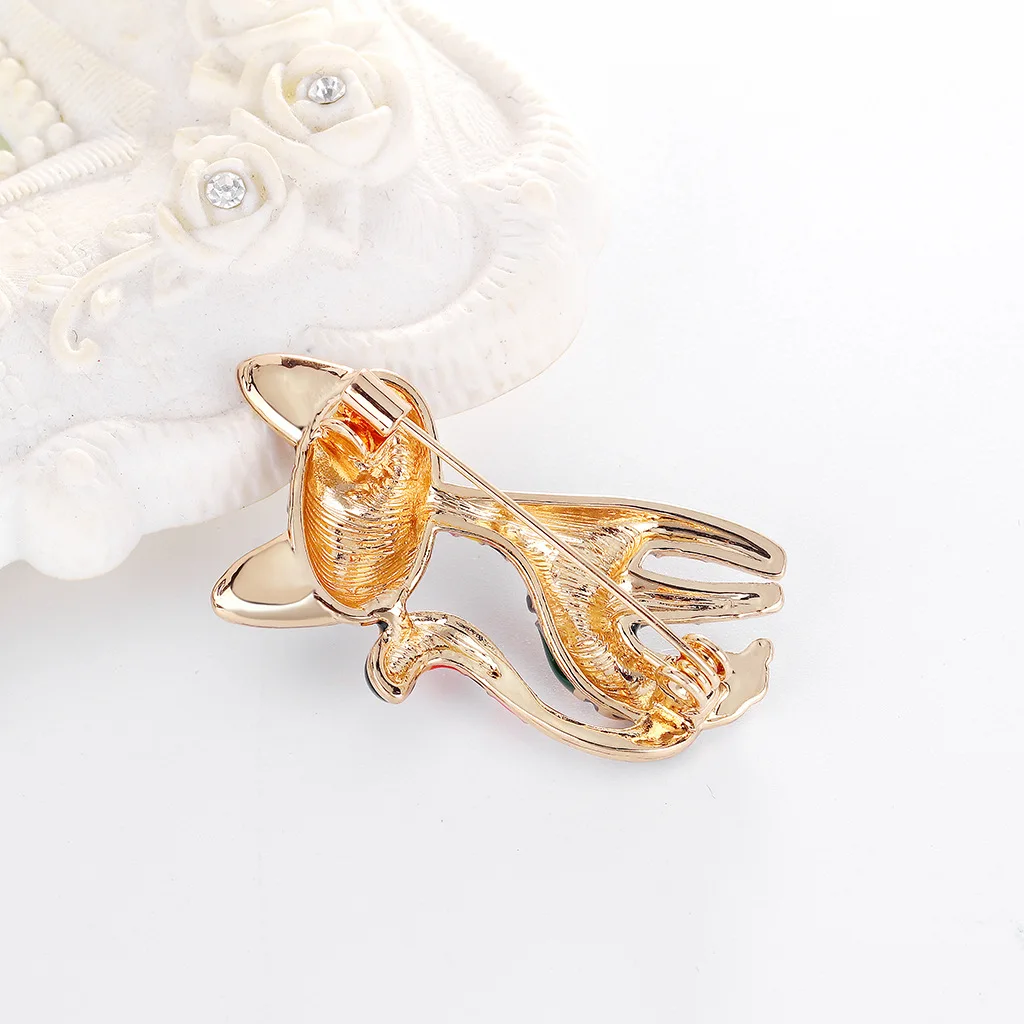 Broche chat élégante sur un sac