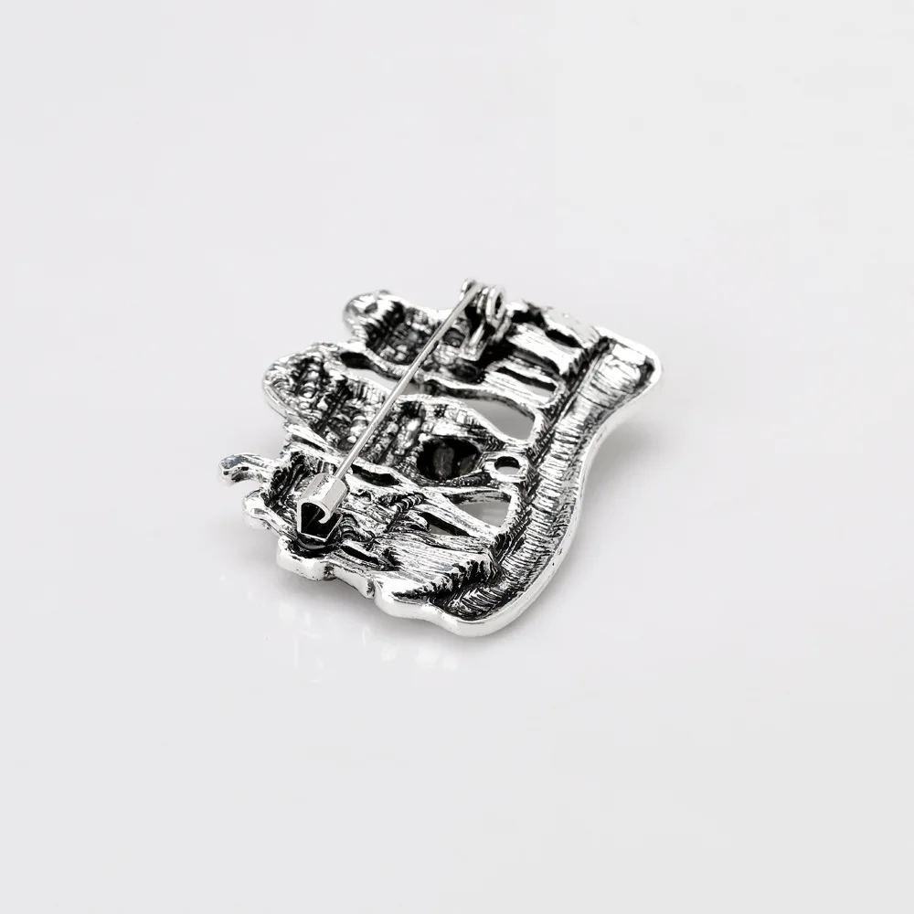 Broche élégante représentant un chat avec un design rétro