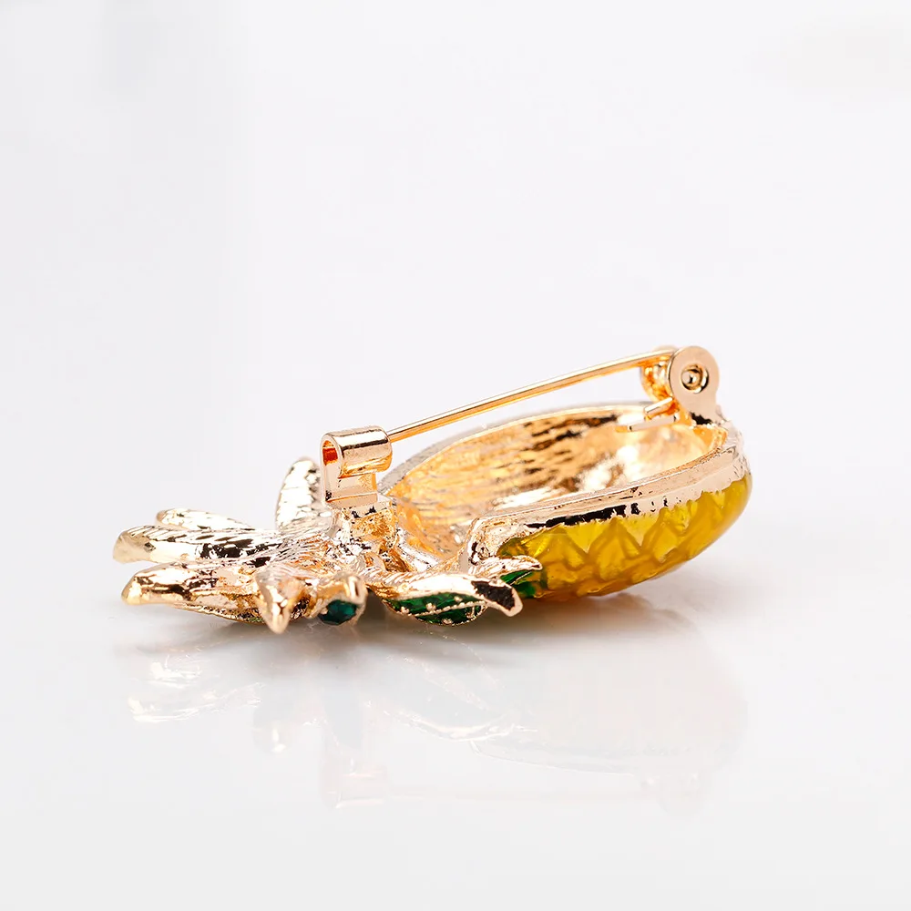 Broche ananas moderne ajoutant du style à une tenue