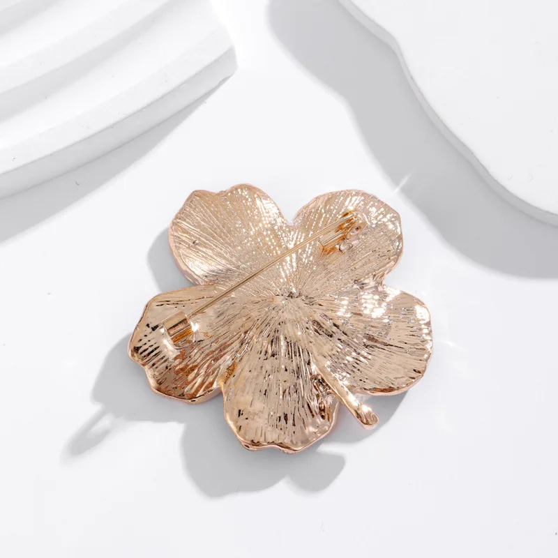 Broche Fleur Pensée portée sur un vêtement pour un style chic