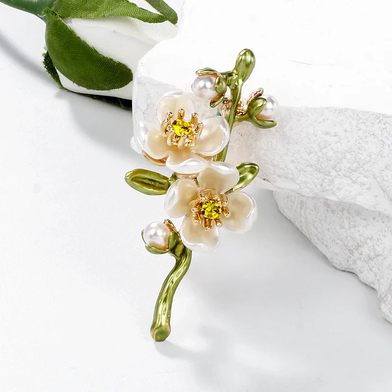 Broche Fleur Blanche sur un fond élégant