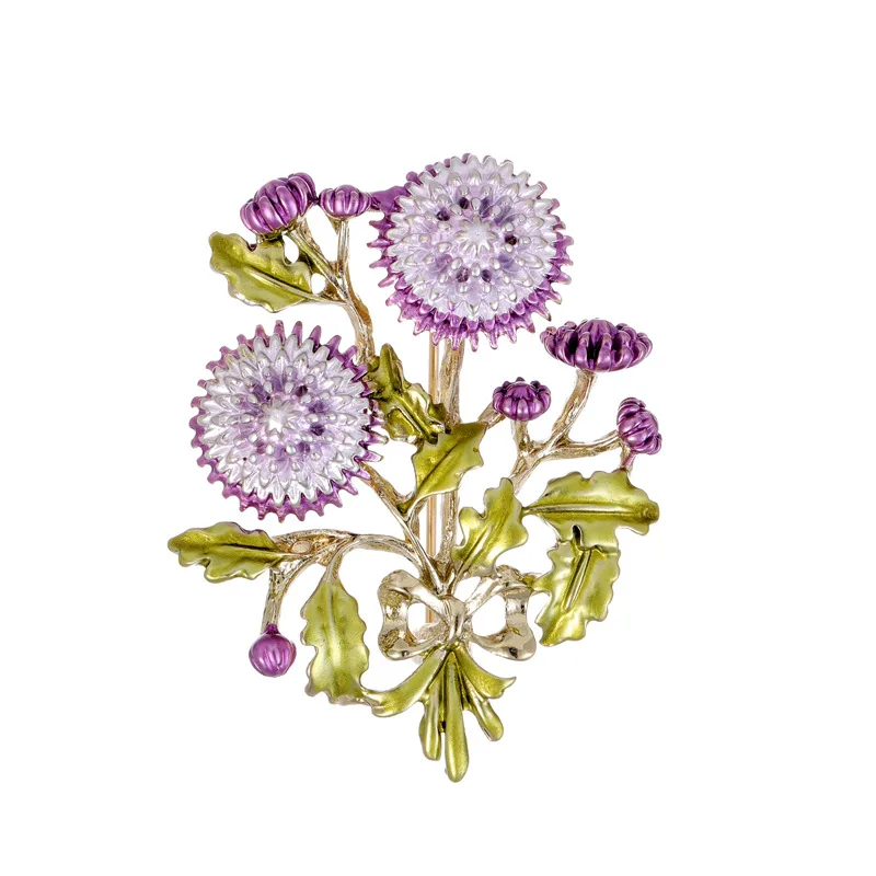 Détail de la broche chrysanthème sur un fond neutre
