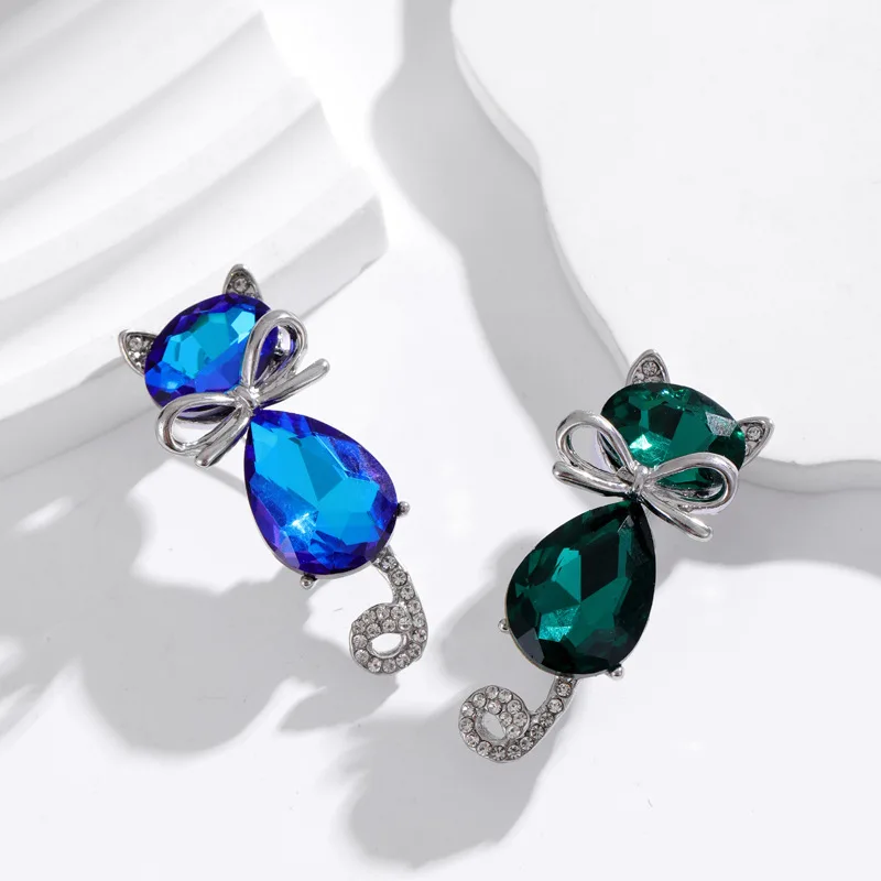 Détail de la Broche Chat Émeraude en métal