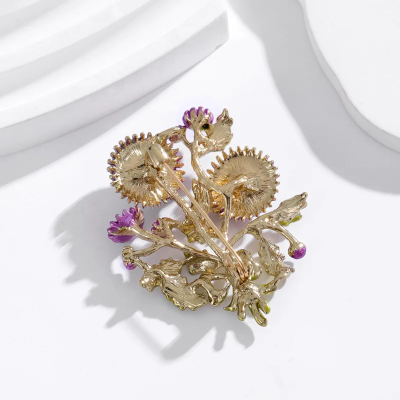 Broche chrysanthème miniature présentée sur un vêtement