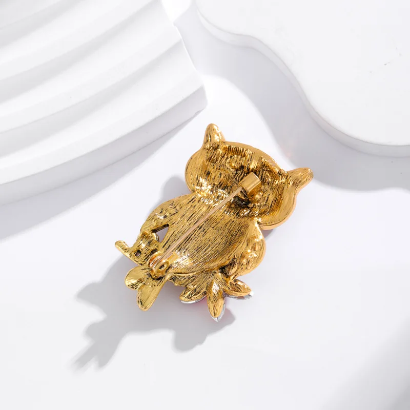 Détail de la broche hibou avec finition en métal