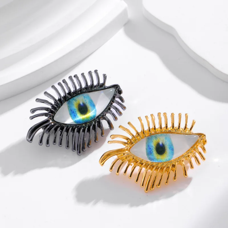 Broche œil céleste portée sur un vêtement