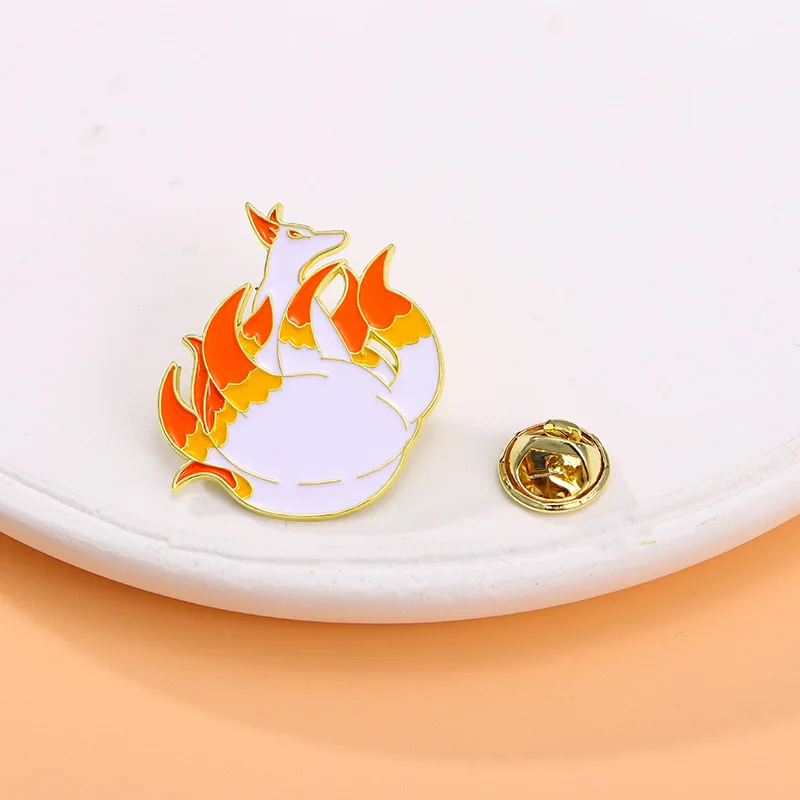 Pin's stylisé sur un vêtement