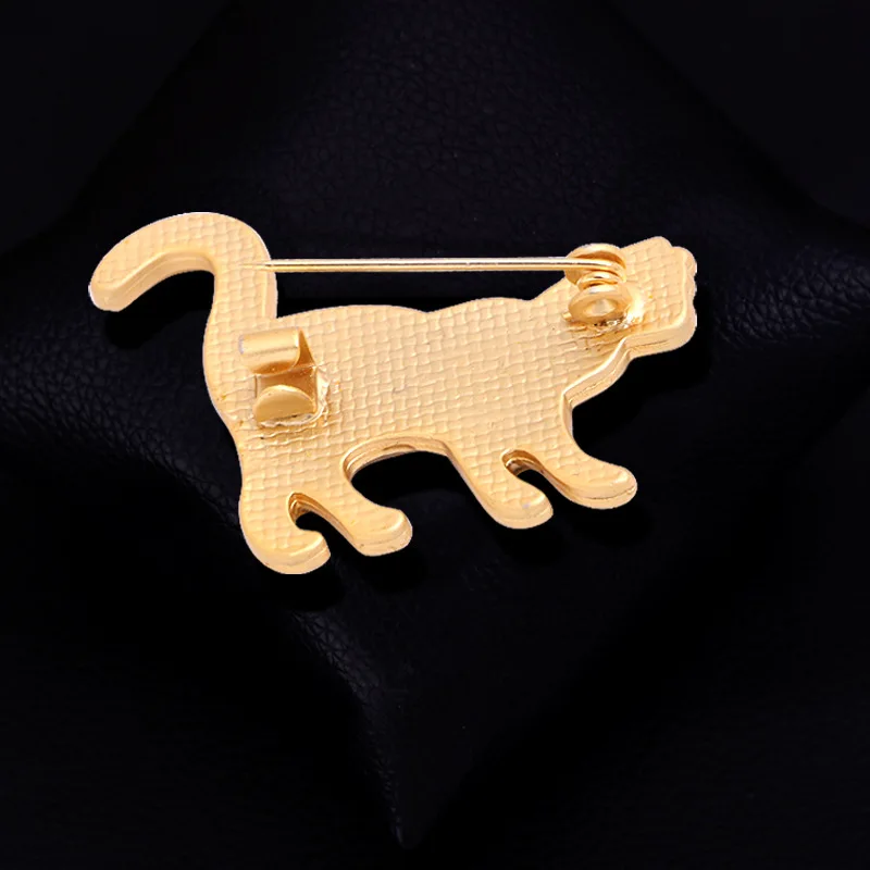 Détail de la broche chat doré au style ancien