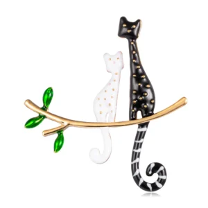 Broche dorée en forme de chat suspendu