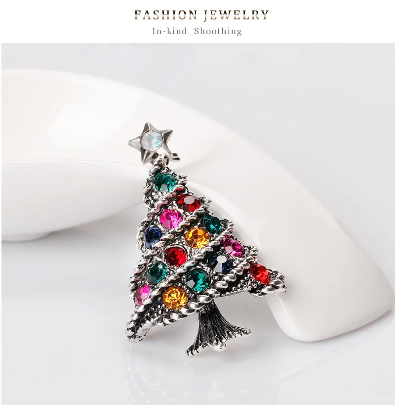 détail de la broche Noël avec strass