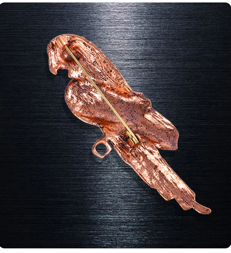 Détail de la Broche Perroquet Moderne sur un fond clair