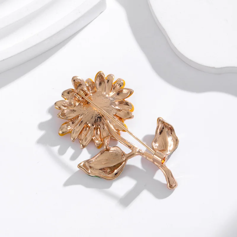 Broche fleur gerbera mise en scène sur une table