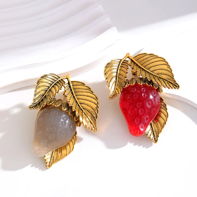 Broche décorative inspirée d'une fraise