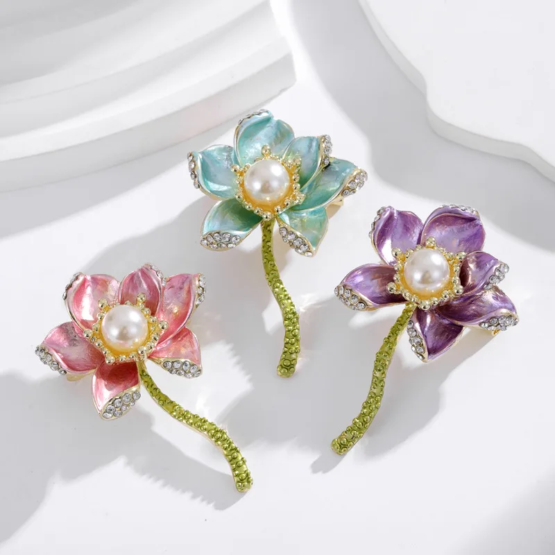 Détail de la broche fleur de lotus