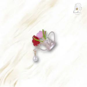 Broche Rose Dans un Arrosoir
