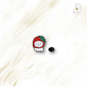 Pin's Chat Jouant Avec Sa Fraise